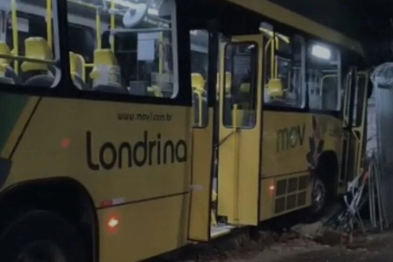 Motorista perde o controle e ônibus atinge veículos e invade condomínio no Paraná