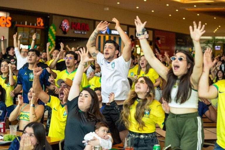 Em dia de Seleção na Copa, todo lugar vira arquibancada em Umuarama; com vídeo