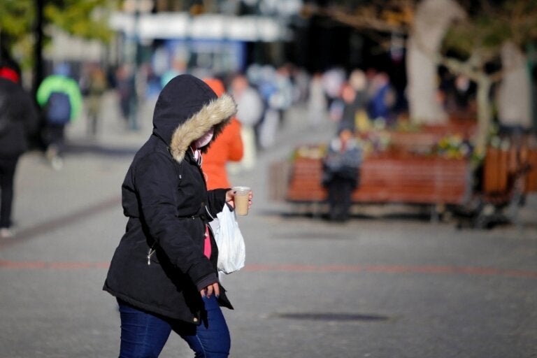 Pessoa agasalhada durante tempo frio.