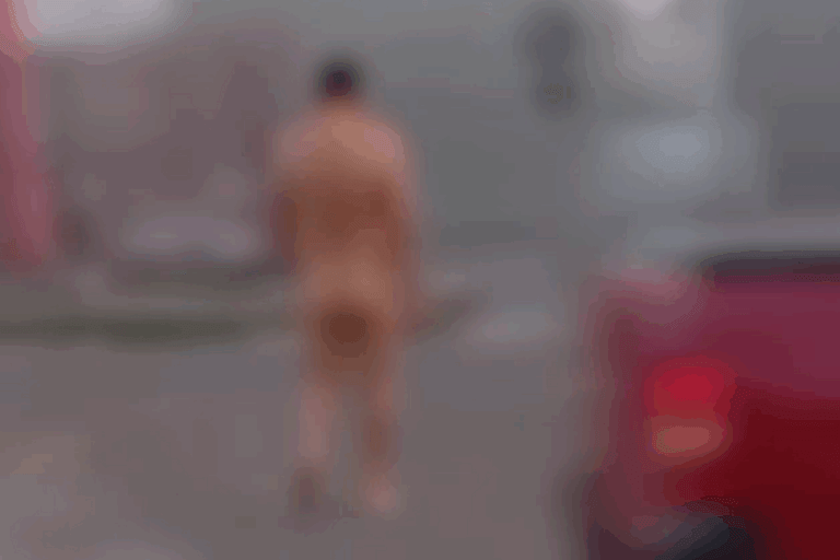 Homem caminhando nu é flagrado na Avenida Ivo Sooma; PM e Samu são acionados; vídeo