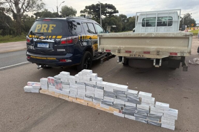 Carga de celulares apreendidos próximos a viatura da PRF.