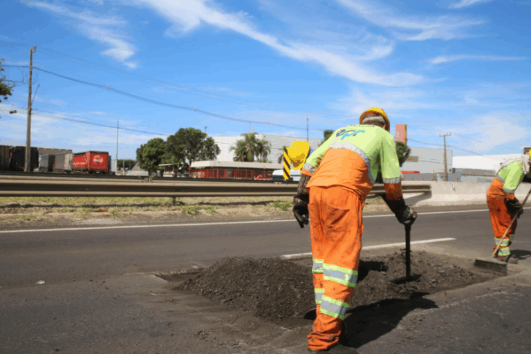Foto de serviços de reparos nas rodovias da região de Umuarama.