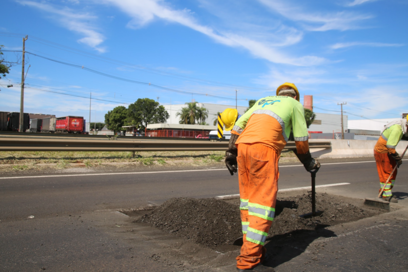 Foto de serviços de reparos nas rodovias da região de Umuarama.