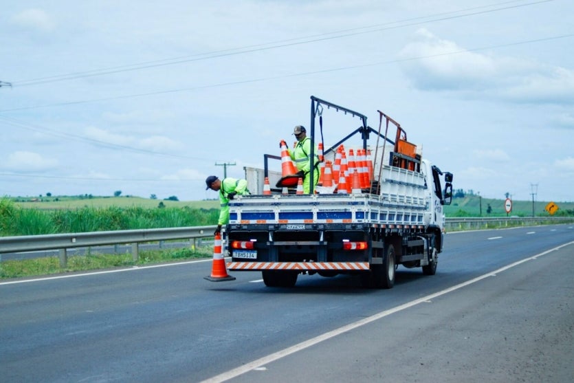 Caminhão da EPR durante trabalhos na região de Umuarama.