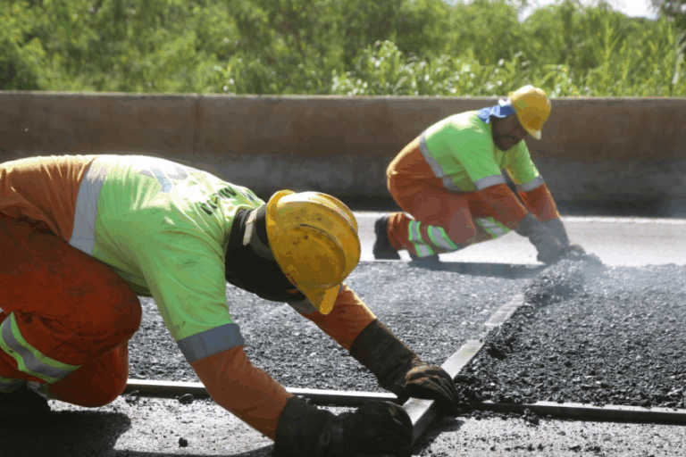 Trabalhadores realizando obras de conservação de rodovia.