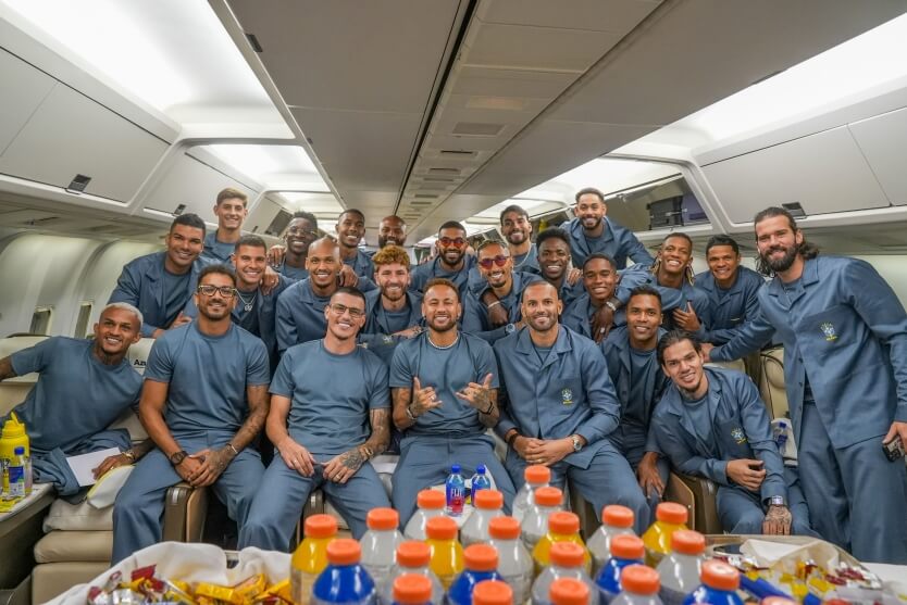 Seleção brasileira durante o voo para os EUA, rumo à Copa do Mundo 2026.