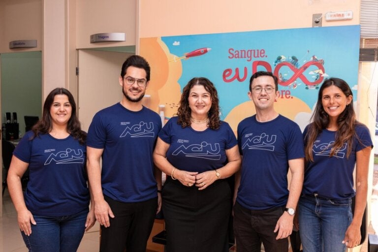 Equipe da Aciu durante preparação para doação de sangue.