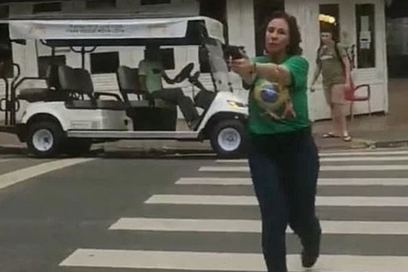 Carla Zambelli armada enquanto persegue um jornalista negro.
