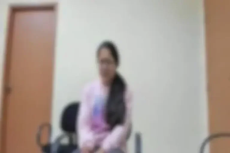 Mulher é presa após incendiar marido durante discussão por suspeita de traição