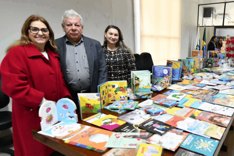 Escolas e CMEIs recebem quase 7 mil livros e ampliam bibliotecas da rede municipal