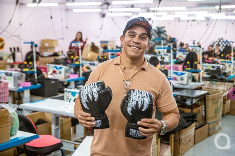 Pequenas fábricas transformam Cruzeiro do Oeste em polo de produção de luvas de boxe