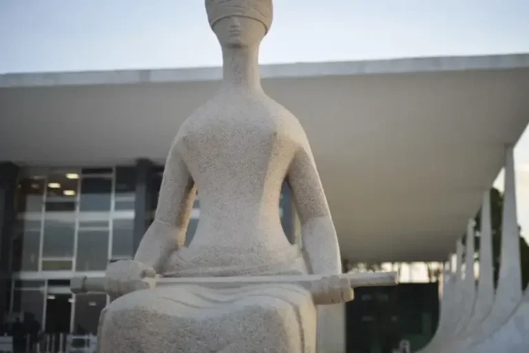 Estátua da Justiça na frente do Palácio do Planalto.