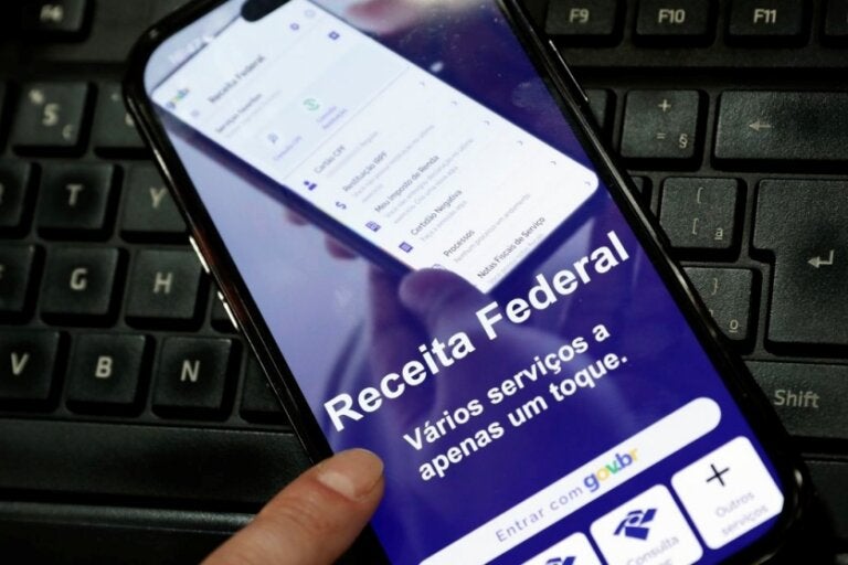 Celular consultando site da Receita Federal.