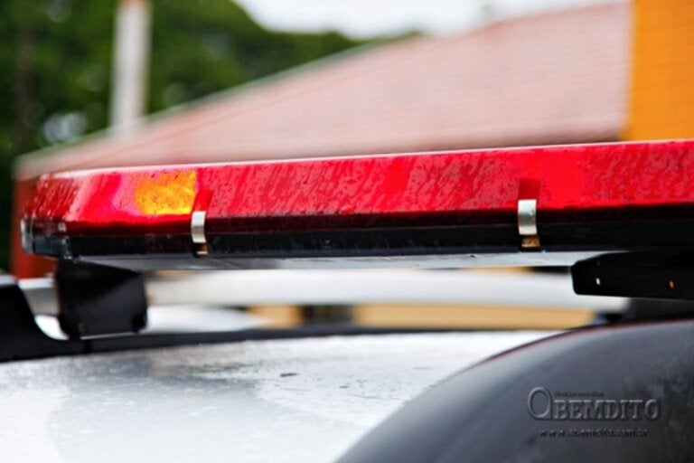 Moradora encontra estranho na garagem e constata furto de celular em Umuarama