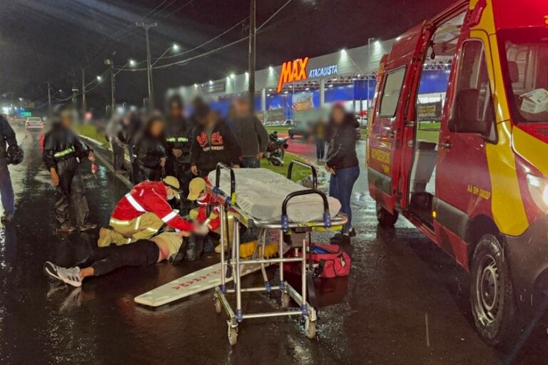 Motociclista desvia de carro atravessando a pista e sofre queda na PR-323, em Umuarama