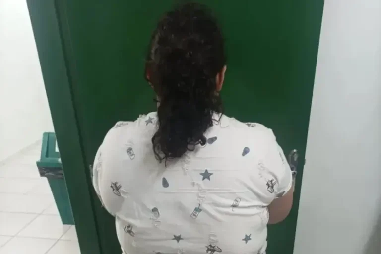 Após ser adotada fingindo ter 12 anos, mulher de 37 é descoberta e presa