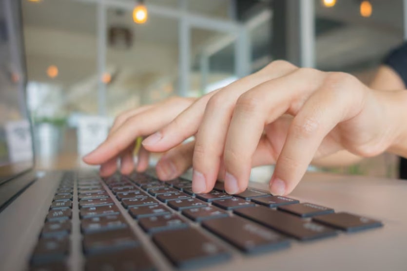 Mãos em um teclado.