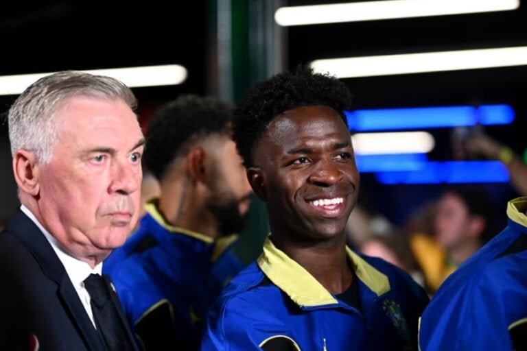 Vini Jr. ao lado do técnico Ancelotti.