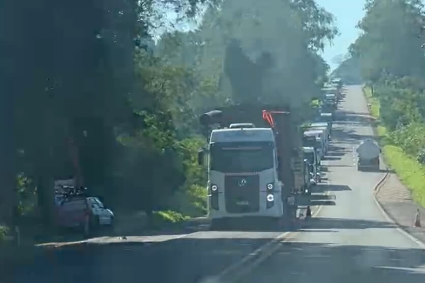 Trânsito na PR-323 após acidente.