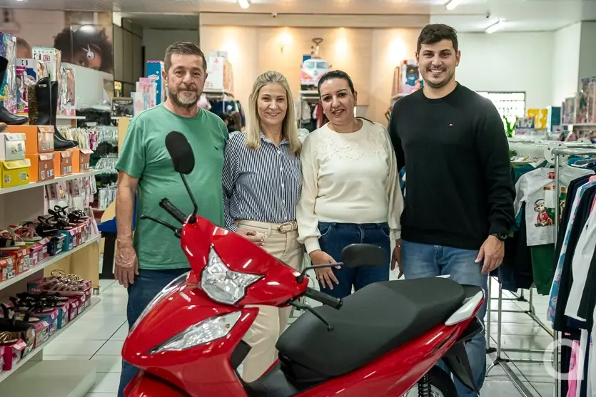 Palhacinho Infantil homenageia colaboradora por duas décadas de dedicação