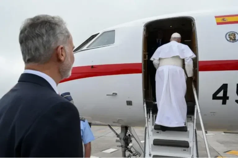 Após falha técnica, Papa Leão XIV retorna a Roma em avião cedido pelo rei Felipe VI