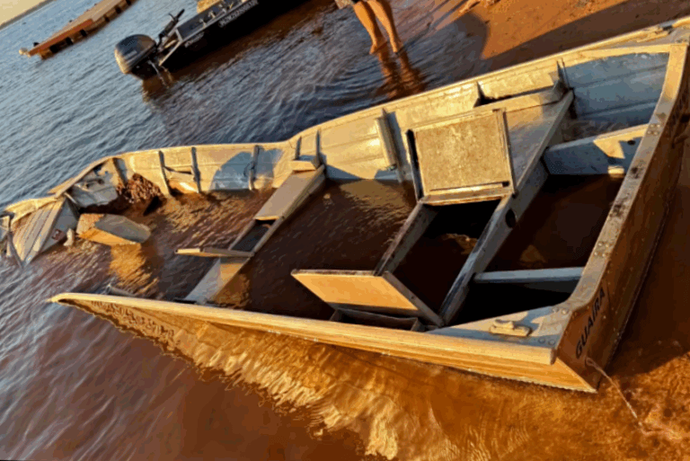 Barco atingido por pedra do Paredão das Araras é retirado do fundo do Rio Paraná