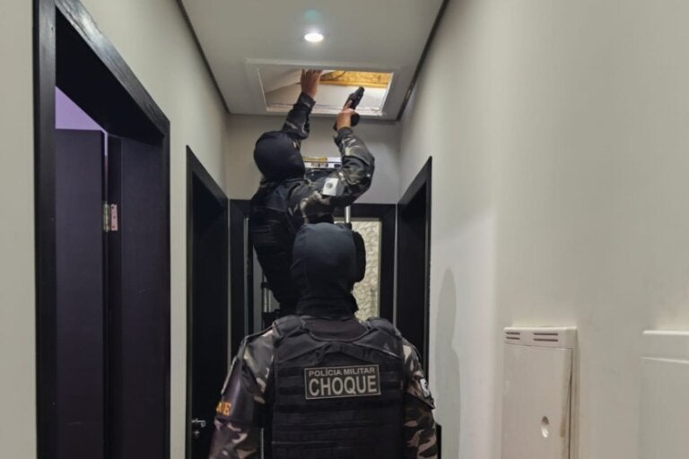 Equipes da choque conduzindo buscas a explosivos em uma residência.