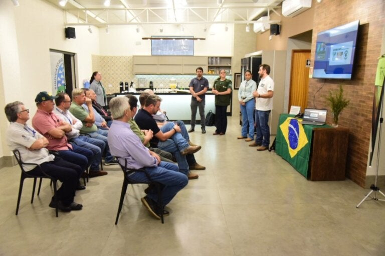 Pecuaristas de Umuarama conhecem modelo neozelandês de produção de leite a pasto