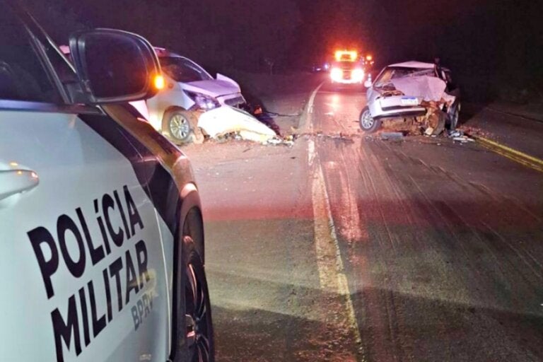 Perobal: Colisão frontal com veículo transportando pacientes deixa 5 feridos na PR-323