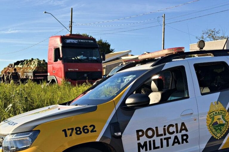 PM apreende carreta com sinais de adulteração em Ivaté; veículo transportava melancias