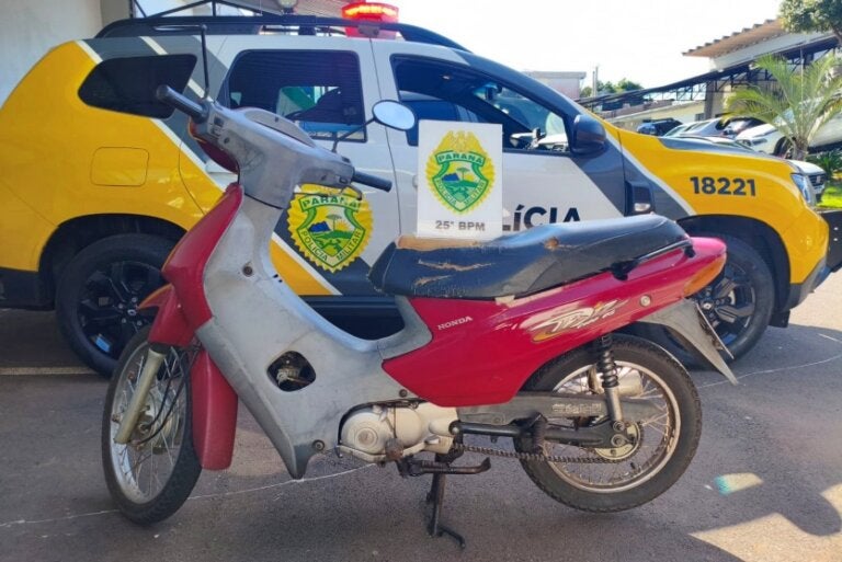 Moto furtada é abandonada em Umuarama e PM flagra jovem sem CNH em Iporã