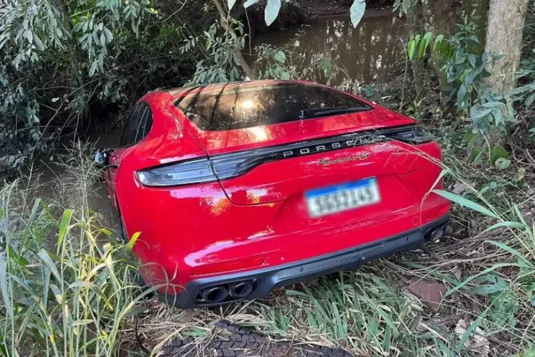 Porsche avaliado em R$ 1,2 milhão é encontrado em barranco às margens da PR-491