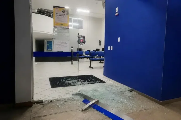 Homem é preso após quebrar porta de vidro da Polícia Penal em Umuarama
