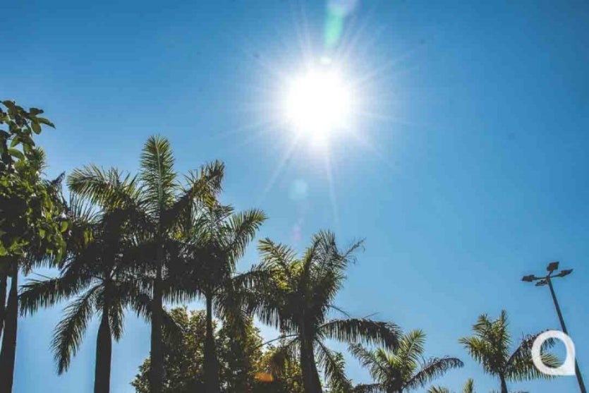 Dia ensolarado na Praça Portugal, em Umuarama.