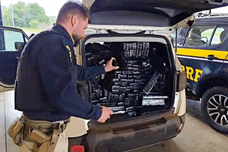 PRF apreende 811,9 kg de maconha em veículo furtado em Umuarama; com vídeo
