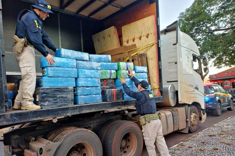 PRF prende caminhoneiro sob efeito de rebite com carga de 2 toneladas de maconha; com vídeo