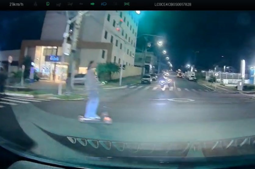Frame de quase atropelamento de jovem em patinete no Centro de Umuarama.