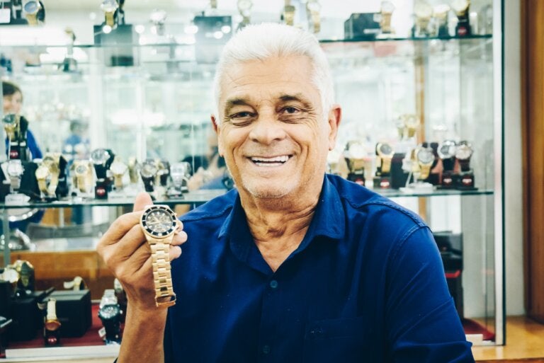 Com 100 clientes por mês, relojoeiro mantém ofício que resiste ao tempo em Umuarama