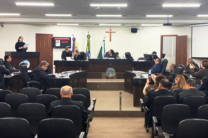 Votação em andamento na Câmara Municipal de Umuarama.