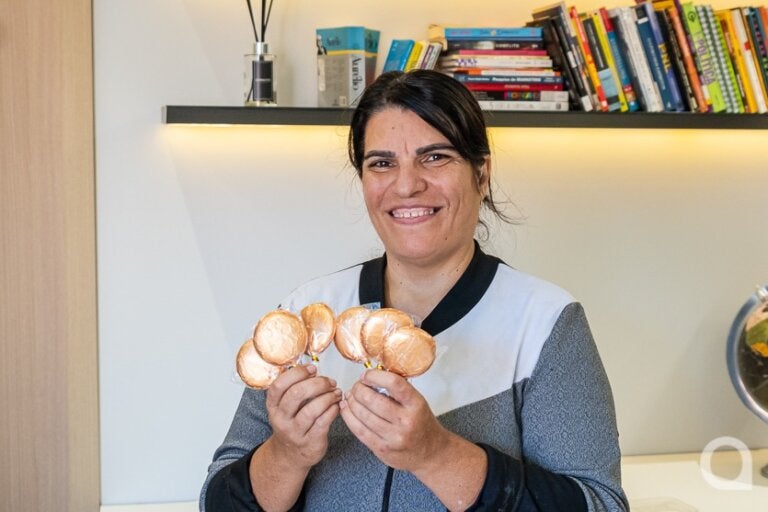 Empreendedora de Umuarama transforma pirulitos em incentivo à educação