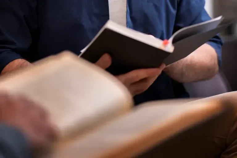 Pastor é preso por abusar da sogra de 91 anos enquanto esposa estava em culto