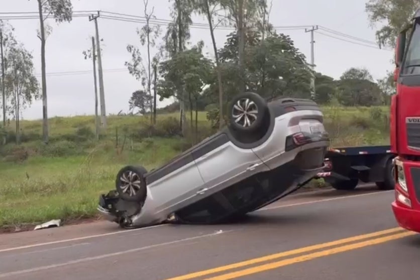 T-Cross capotado na PR-323, em Umuarama.