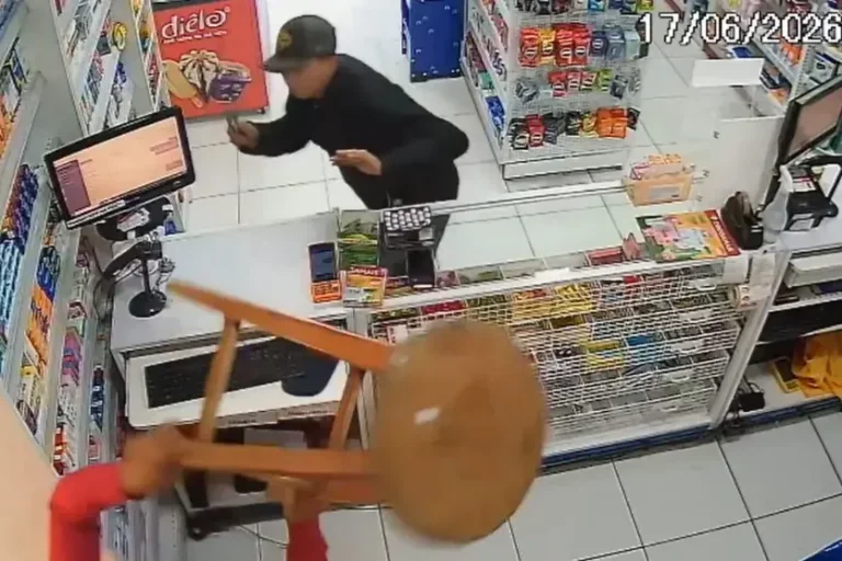 Armada com um banquinho, atendente reage a assalto e faz criminoso fugir; veja o vídeo