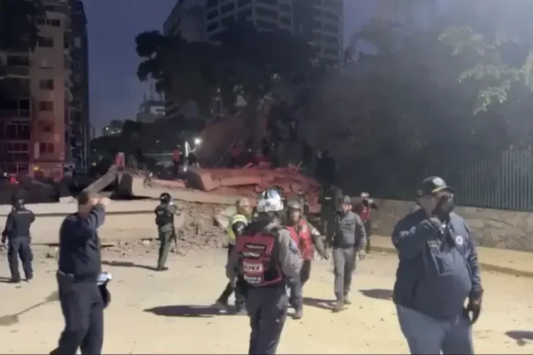 Prédio destruído após terremoto na Venezuela.
