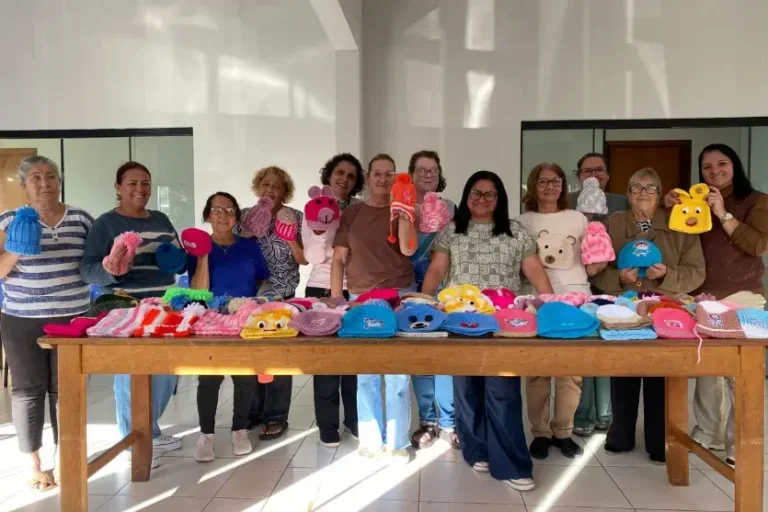 Voluntárias confeccionam toucas para crianças com câncer e reforçam rede de solidariedade