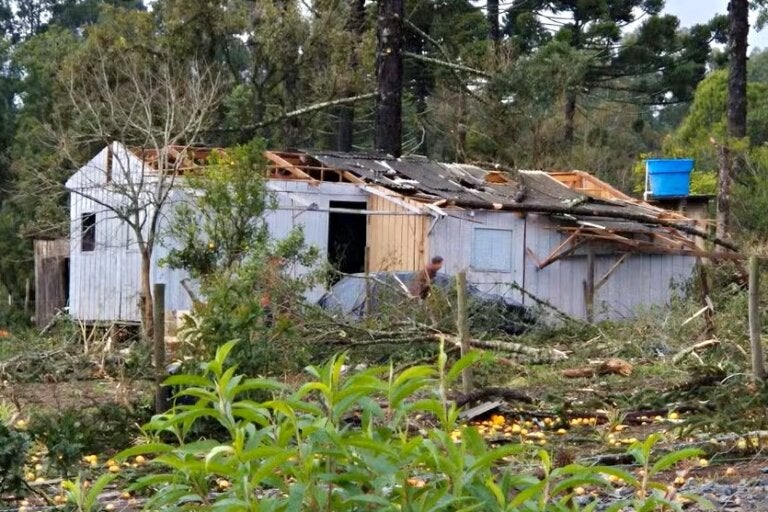 Simepar confirma tornado F2 no Paraná com ventos de cerca de 200 km/h; vídeo