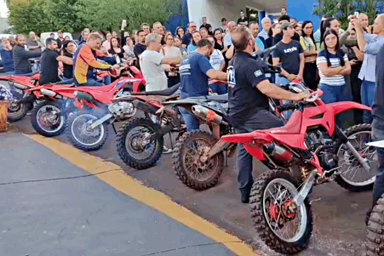 Trilheiros homenageiam motociclista que perdeu a vida em acidente na PR-323, em Umuarama; vídeo