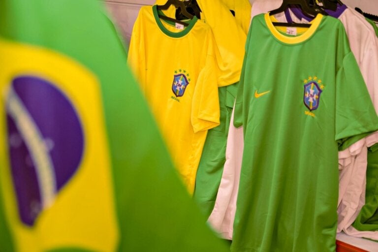 Vendas de acessórios para a Copa do Mundo movimentam o comércio de Umuarama