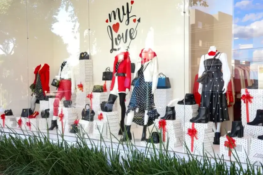 Vitrine de um comércio em Umuarama.