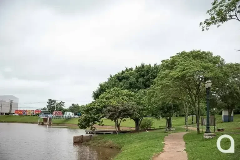 Foto do céu nublado no Lago Aratimbó, em Umuarama.